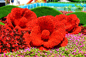 鲜花编织的三朵红色的花造型