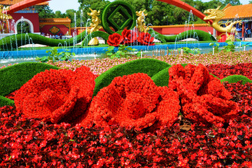 鲜花组成的三朵红色的花造型