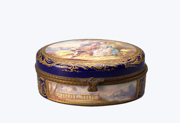 法国塞夫勒彩绘人物腰圆瓷盒