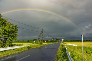 乡村公路雨后彩虹