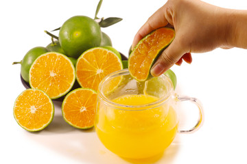 青皮蜜橘挤出果汁