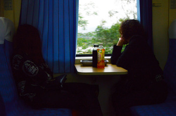 列车上靠窗边坐的女孩
