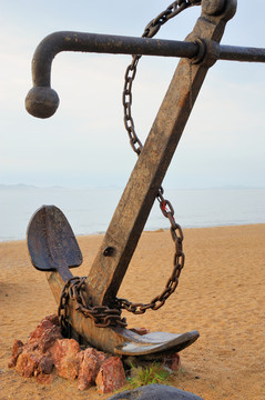 沙滩上的铁锚