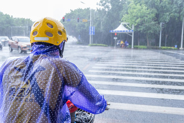 雨中外卖小哥