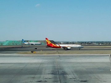 飞机场停机坪两架飞机