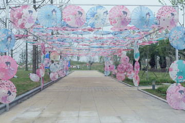 日本伞装饰走廊