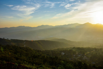 彩色的晨雾风景图