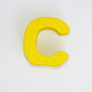 彩色字母C拼图玩具