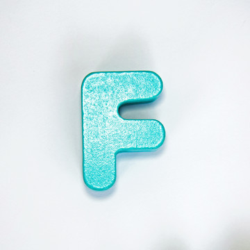 彩色字母F拼图玩具