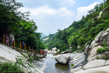 山谷小河流景观