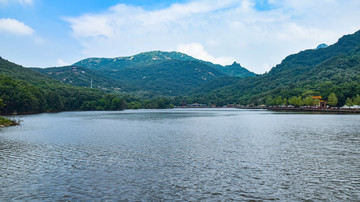 宽阔的水面风景图