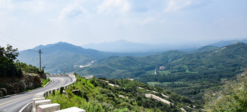 远山和登山道路