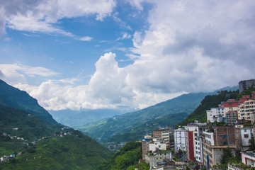 崇山峻岭