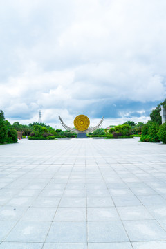 南宁东站铜鼓芦笙广场雕塑