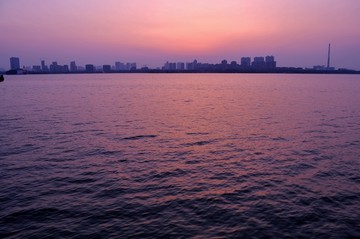 夕阳湖景