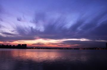 夕阳湖景