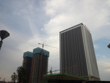 蓝天下的高楼大厦