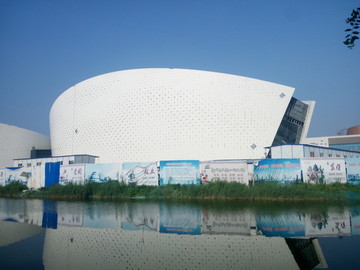 藍天下的建筑