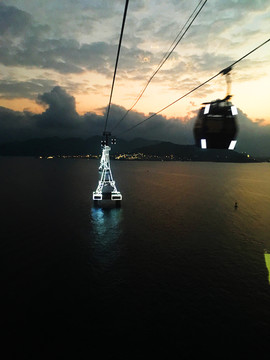 跨海缆车夜景