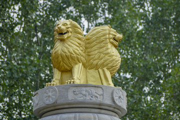 金狮雕塑