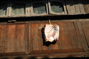 挂在旧房子窗外的腊肉