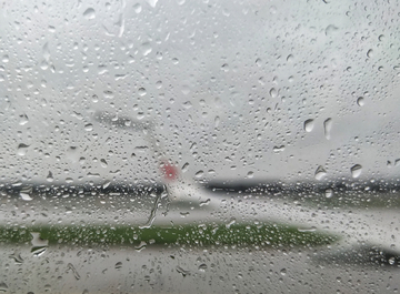 机场暴雨