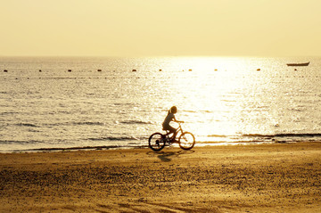 清晨海边骑车女孩