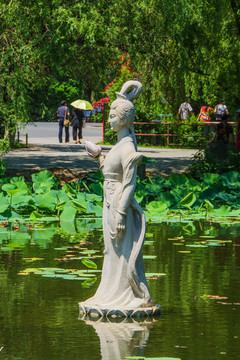 北陵公园东荷花湖荷花仙子雕像