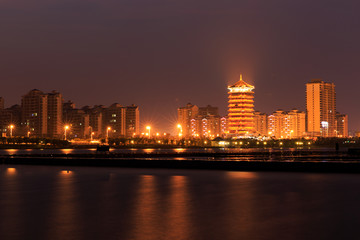 钦州白石湖公园夜景和谐塔