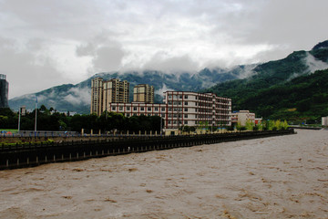 荥经洪水满河