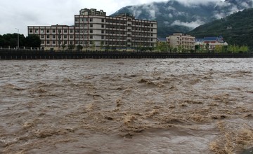 荥经洪水满河