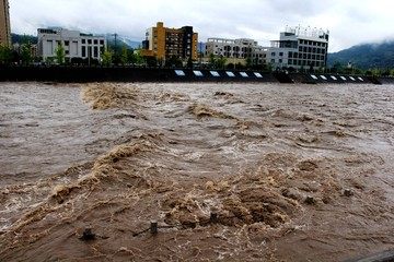 荥经洪水满河