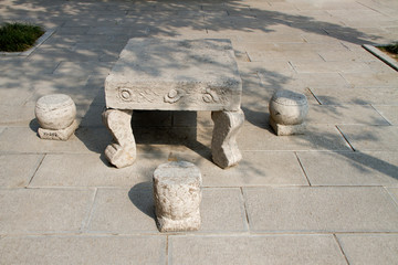石桌和石墩