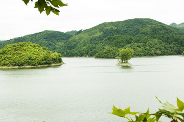 湖中山