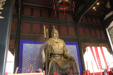禹王金色雕像