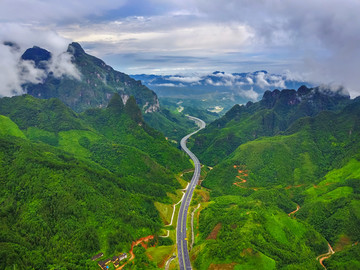 穿过大瑶山的广西梧柳高速公路