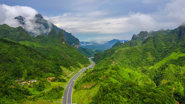 穿过大瑶山的广西梧柳高速公路