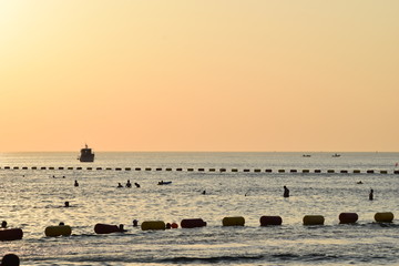 晚霞黄昏小船沙滩大海海天一色