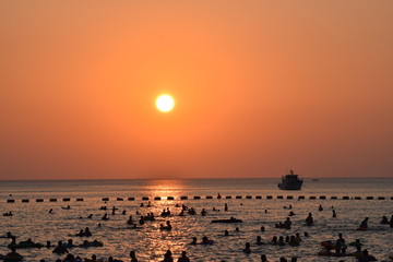 晚霞黄昏小船沙滩大海海天一色