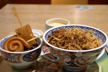 日式快餐套餐牛肉饭和关东煮