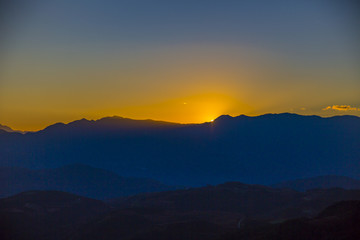 东川红土地日出