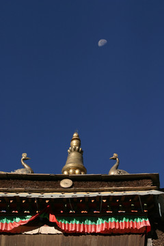 藏族寺庙的屋顶