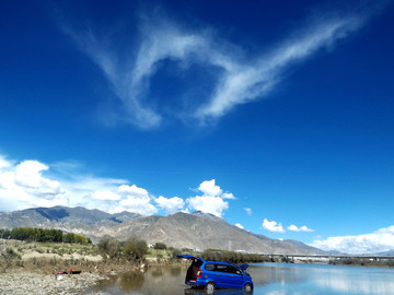 西藏拉萨河的蓝天白云