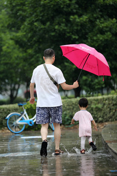 雨中父女