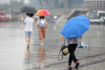 雨中的人