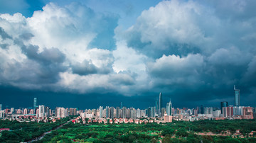 城市上空暴雨来临