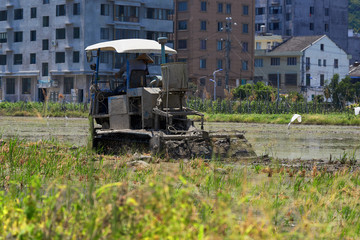 机械耕地