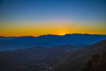 东川红土地日出