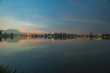 成都天府新区兴隆湖湖面夜景