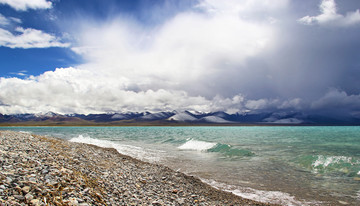 蓝天白云雪山纳木错湖水